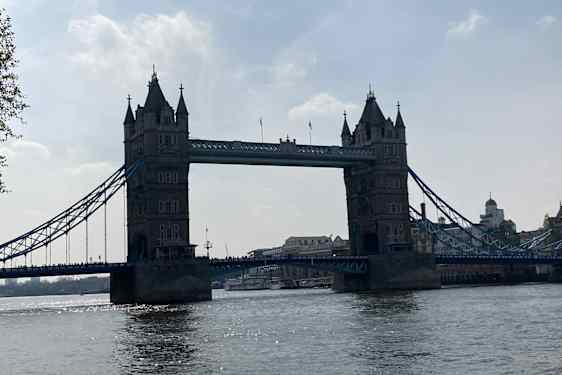 Silhuetten af Tower Bridge
