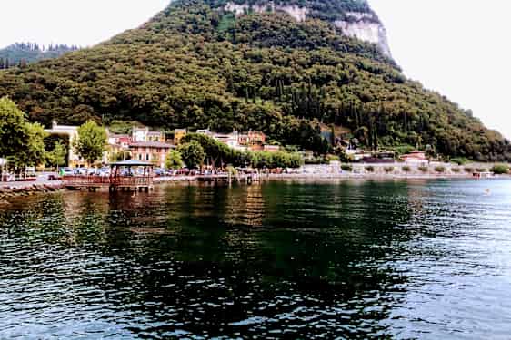 Garda by set fra søsiden