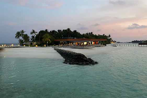Restaurant ved havet i aftentimerne