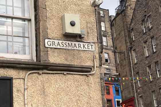 Et ikonisk gadeskilt med Grassmarket