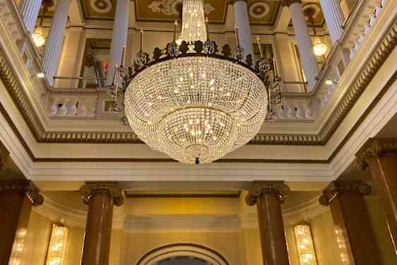 Smuk og overvældende lysekrone