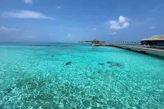 Turkisblåt havn og vandvillaer på Jawakara Island