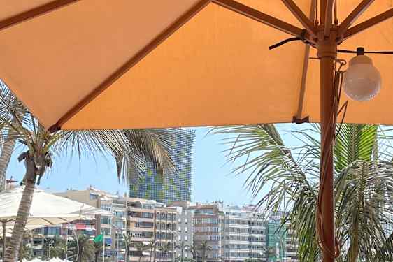 Den livlige strand Las Canteras.