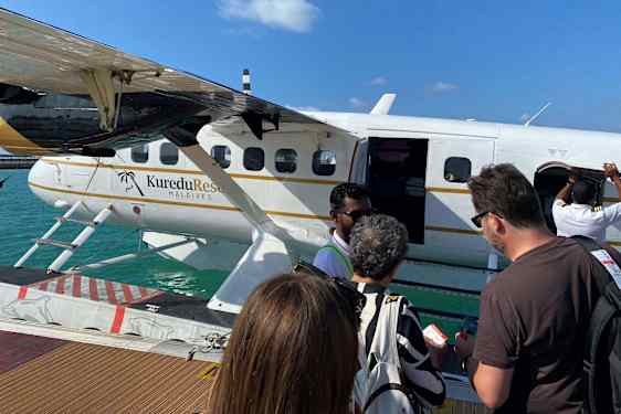 Passagerer i kø til vandflyet