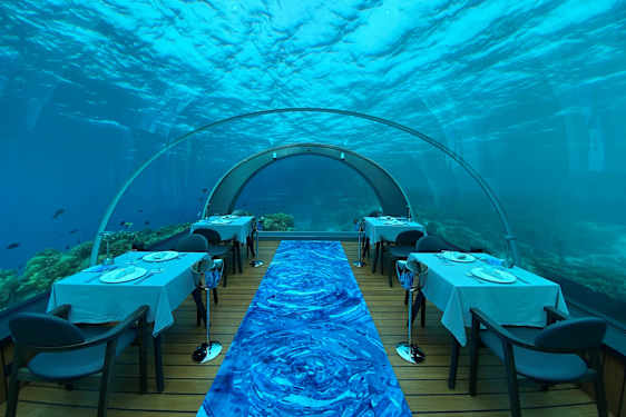 Restaurant med buet glastag under havet