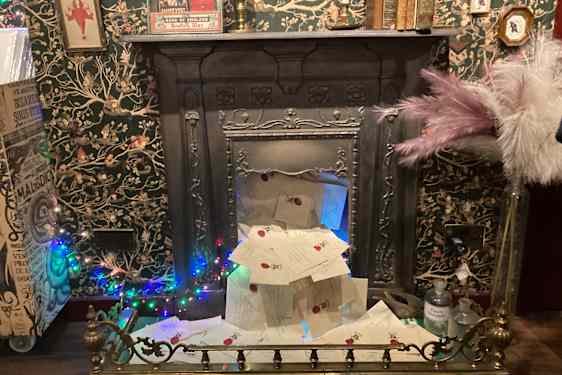 Optagelsesbreve til Hogwards strømmer ind gennem pejsen