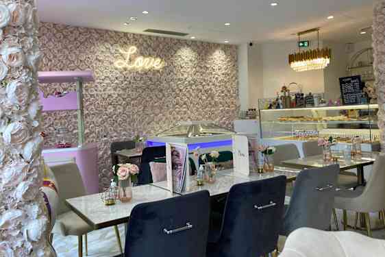 Blomsterkunst på væggen i café