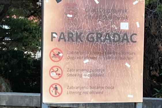 Gammelt skilt om Park Gradac