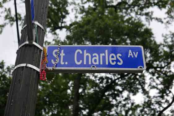 Blåt gadeskilt med hvid skrift. St. Charles Av.