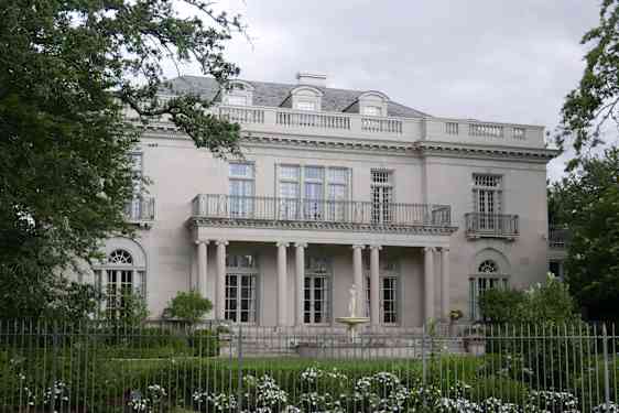 Hvidt herskabshus i Garden District