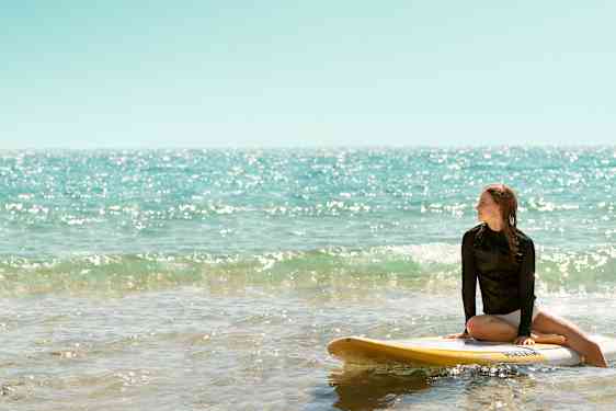 Kvinde på surfbræt