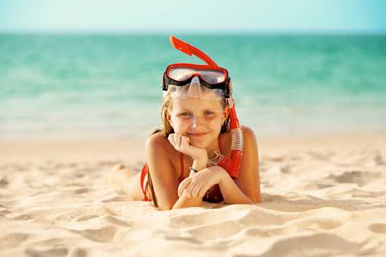 Pige ligger i sandet