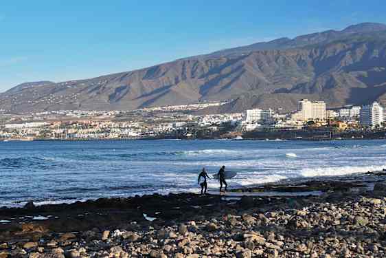 To surfere på vej op af vandet