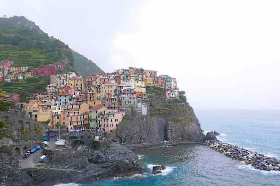 Manarola der ligger på en klippekant