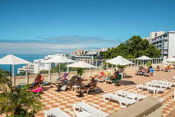 Florasols terrasse med havet i baggrunden
