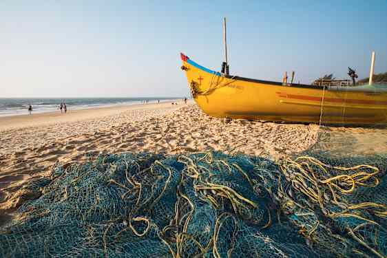 Båd og fiskenet på stranden