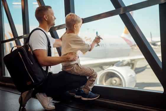 Pappa och son tittar på ett flygplan