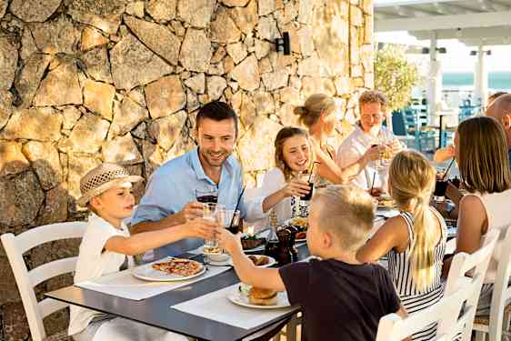 Familie spiser middag på Sunwing