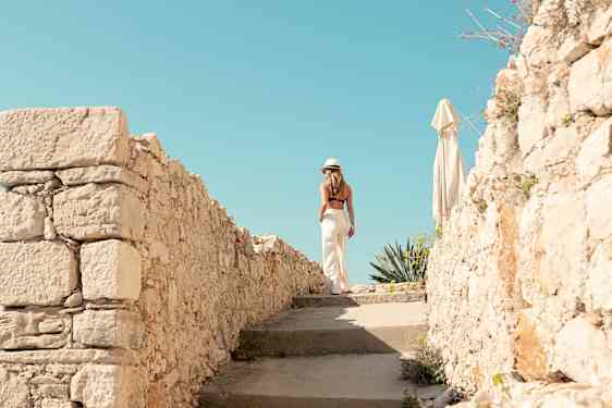 Kvinde går på en trappe ved et LiveEz-hotel