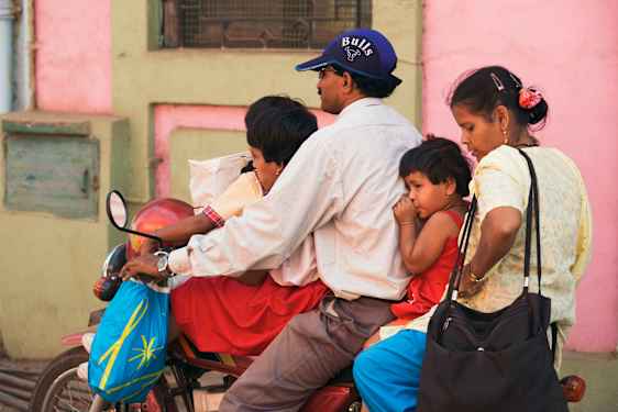 Familie på fire kører på samme scooter