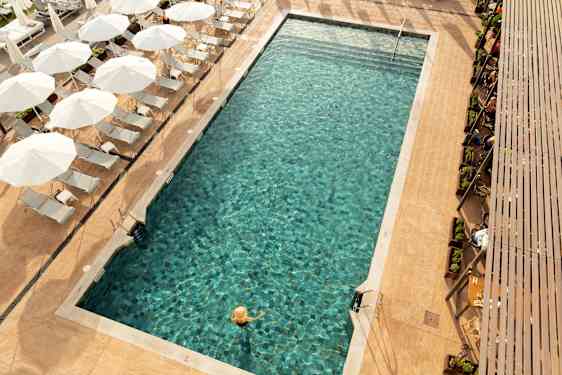 Kvinde bader i pool