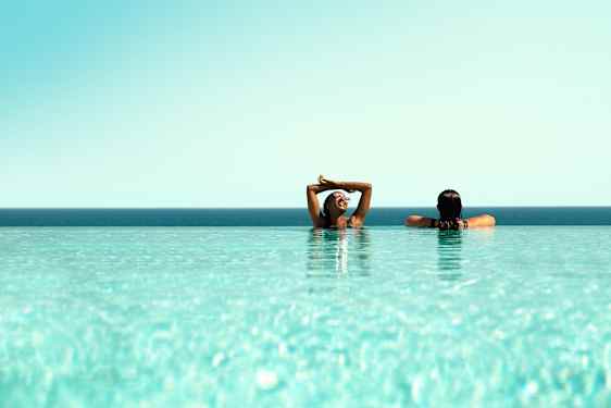 To kvinder i pool