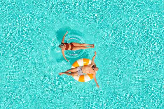 Par i hver deres badering i en pool