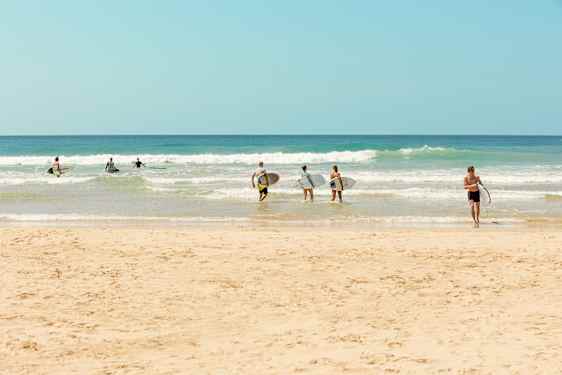 surfere på vej i havet