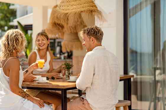 Venner hygger sig på restaurant