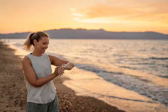Kvinde løber på stranden
