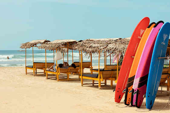 solsenge på stranden