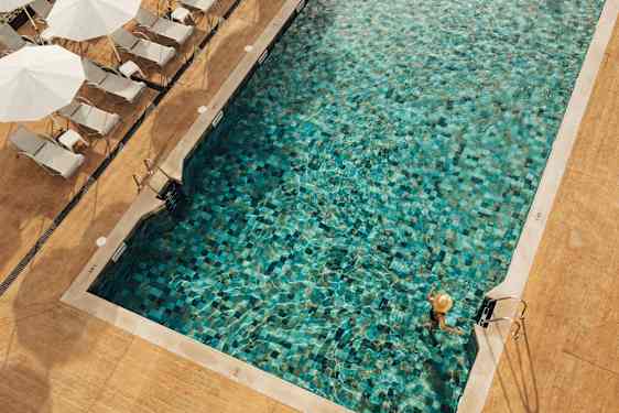 Kvinde i pool