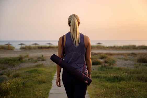 kvinde med yogamåtte