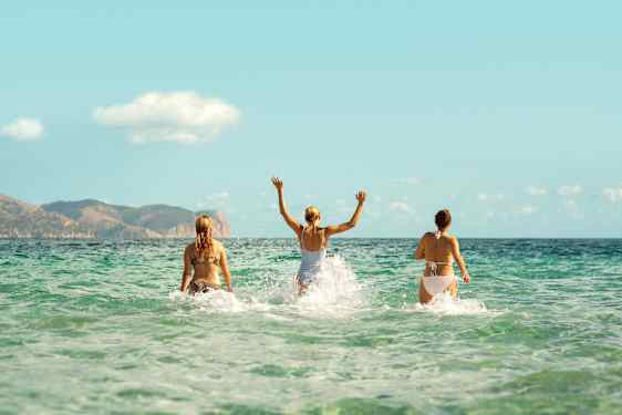 Venner løber ud i vandet