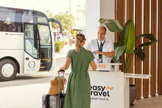 Kvinde tjekker sin bagage ind