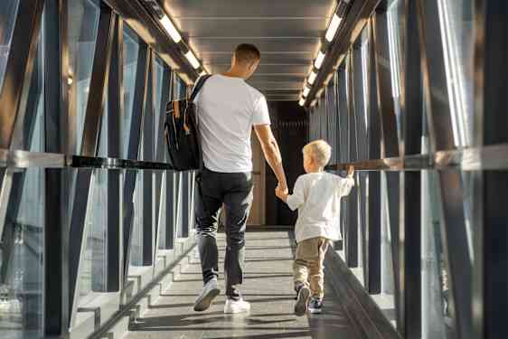 Far og søn går i gaten