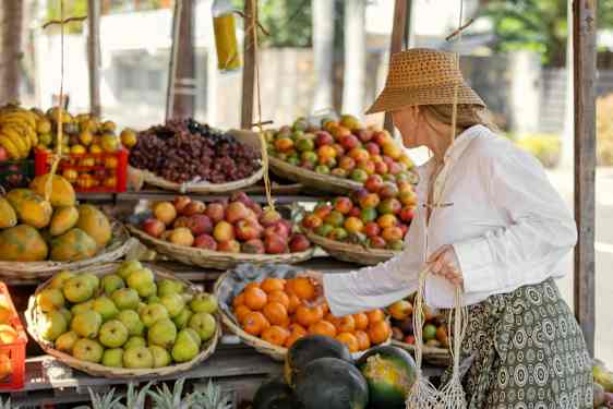 Kvinde køber frugt i en kiosk