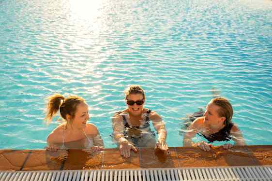 Tre piger i en pool