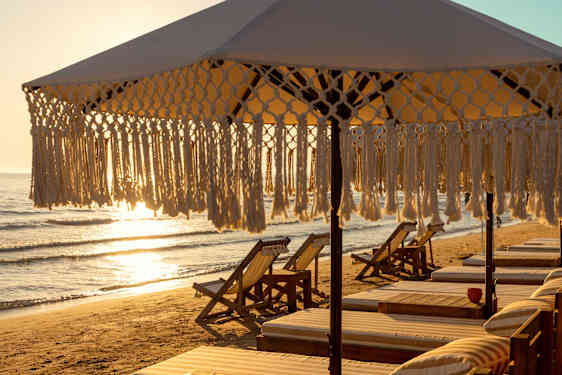 Solstole på strand i Antalya