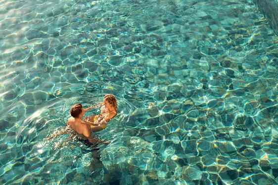 Par bader i en pool på Sunprime