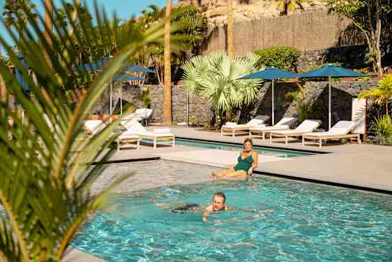 Två personer i en pool