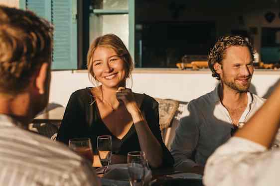 Venner hygger sig i en bar