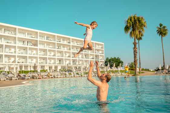 Familie i pool