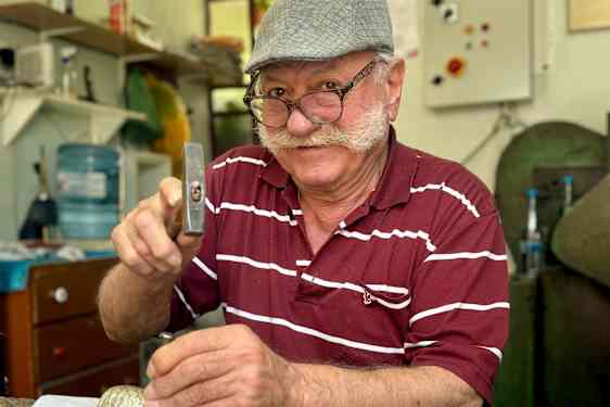 Mand arbejder med håndværk