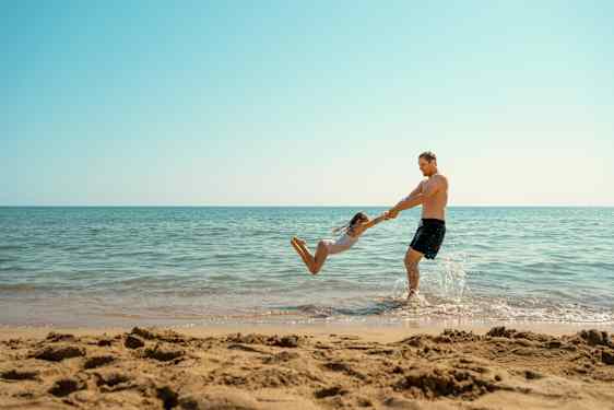 Far og datter på strand