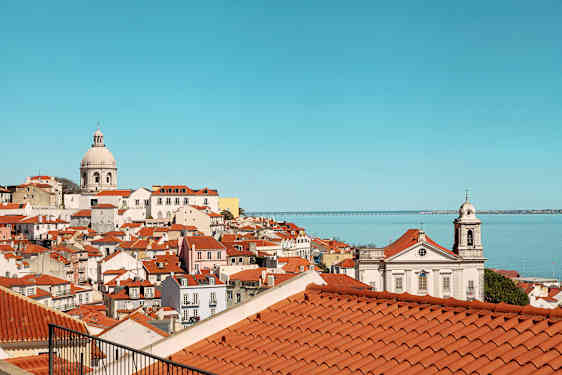 Røde tage og en blå horisont