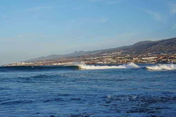 Bølgerne ruller ind til Las Americas