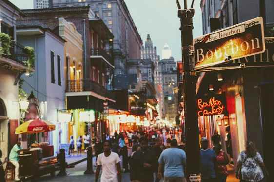 Neonskilte og byliv på Bourbon Street