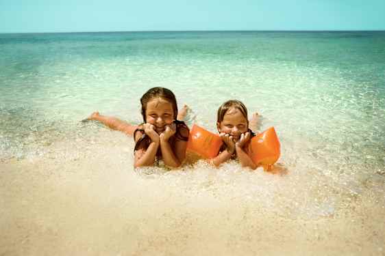 To piger i vandet i Thailand