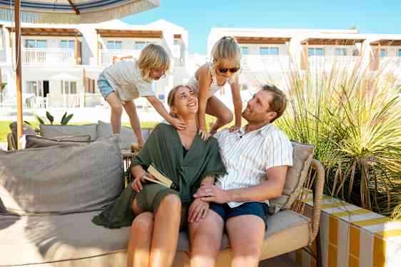 Familie hygger sig
